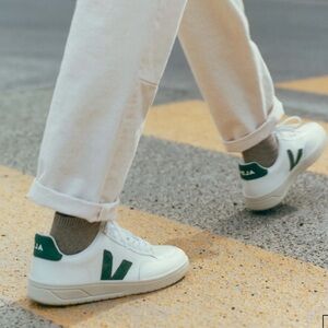 LAST CALL Veja EXCELLENT V-12 extra white leather Cyprus low top sneaker - 8.5
